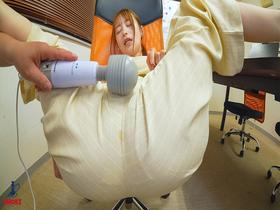 【飲尿聖水セクハラ】 残業中、2人きりの社内でトイレ我慢で溜まった鮮度抜群おしっこを変態上司に目の前で見せつけ飲みされ恥ずかしめ小便まみれSEXでイキ狂わされてしまう新人デカ尻部下OL　サンプル画像13